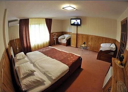 Trojka Hotel Es Panzio Szolnok Phòng bức ảnh